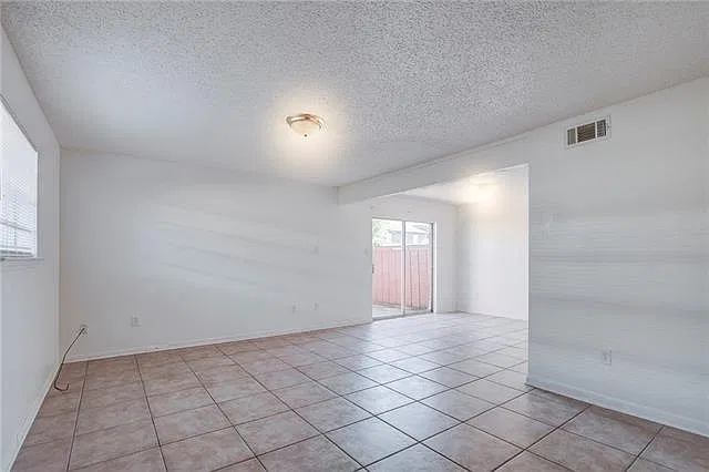 3 bed, 1.5 bath, 1200 sqft, $1,250 — Photo 2