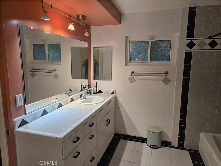 444 Redlands Ave — Photo 17