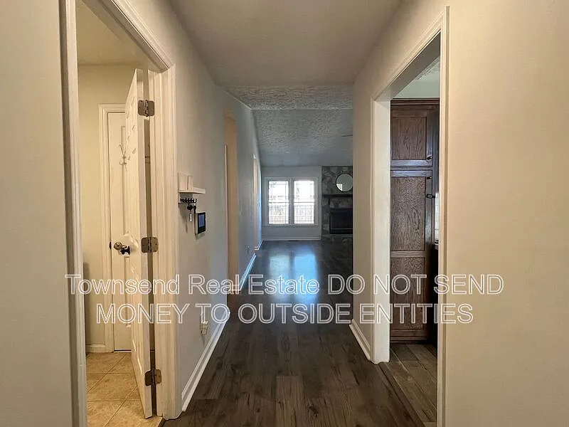 3 bed, 2.0 bath, 1558 sqft, $1,795 — Photo 3