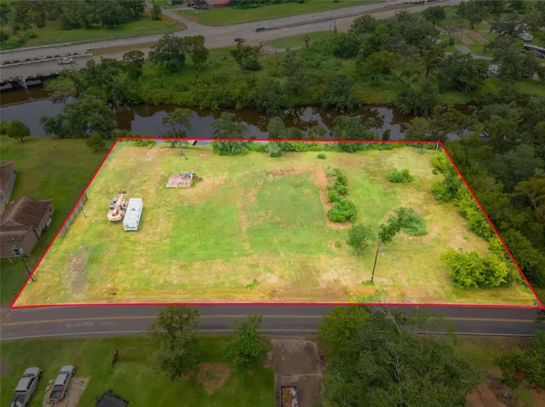 315 Edgewater St, Clute, TX 77531