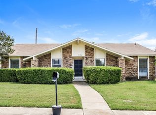 902 Live Oak Dr, Desoto, TX 75115