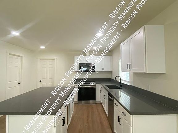 4th image of 296 Millbrae Ct Unit B