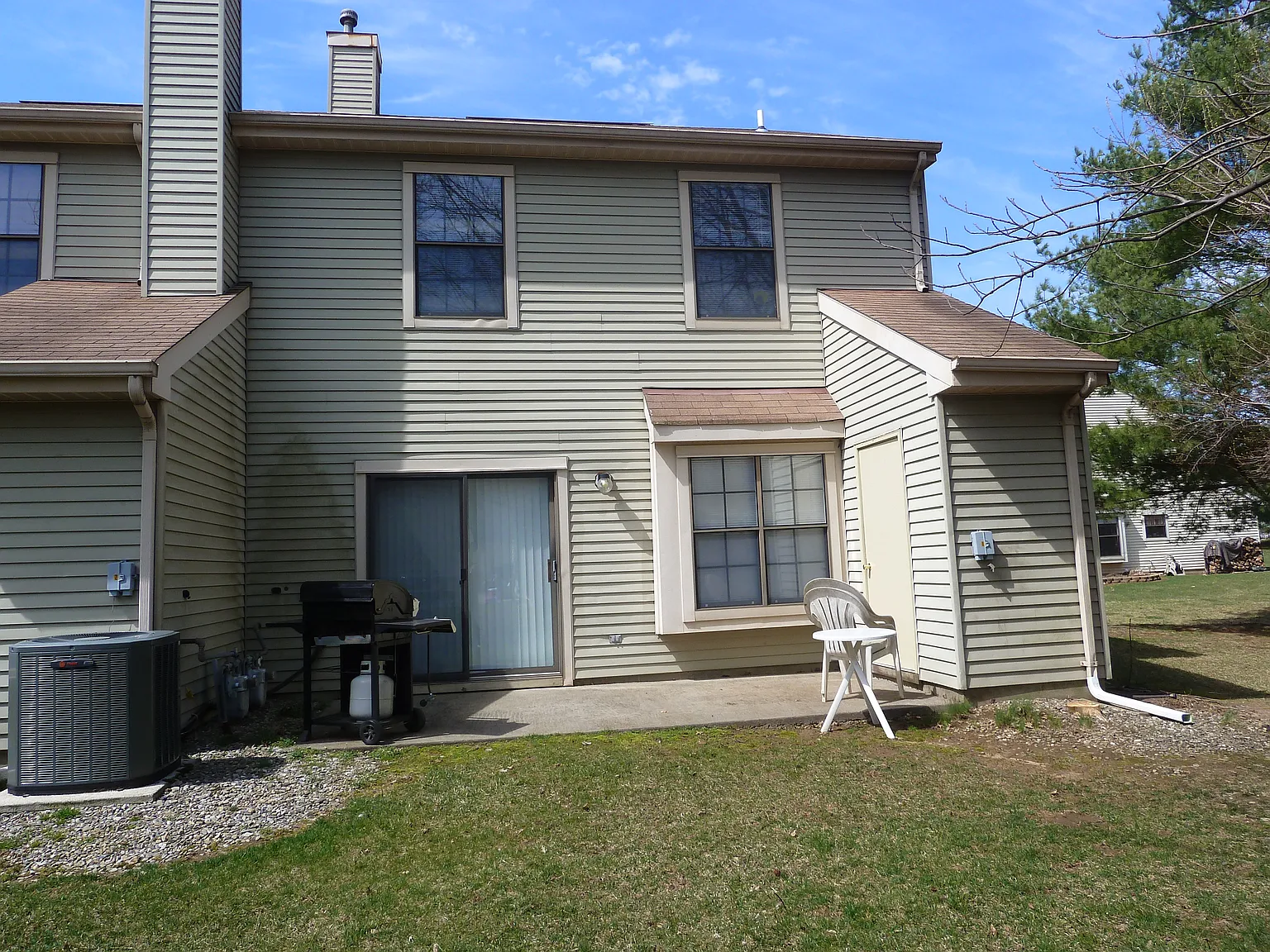 3 bed, 2.5 bath, 1564 sqft, $3,200 — Photo 2