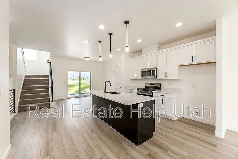 4 bed, 3.5 bath, 1872 sqft, $500 — Photo 1