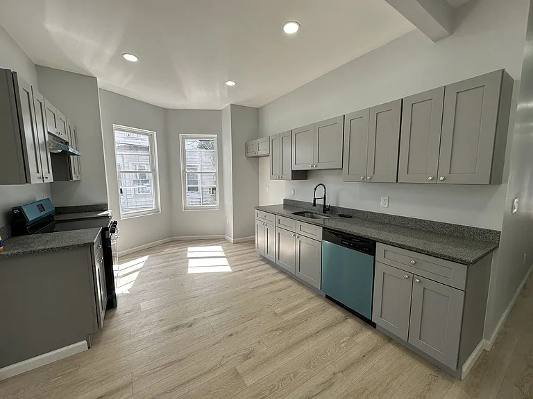 1109 W State St — Photo 3