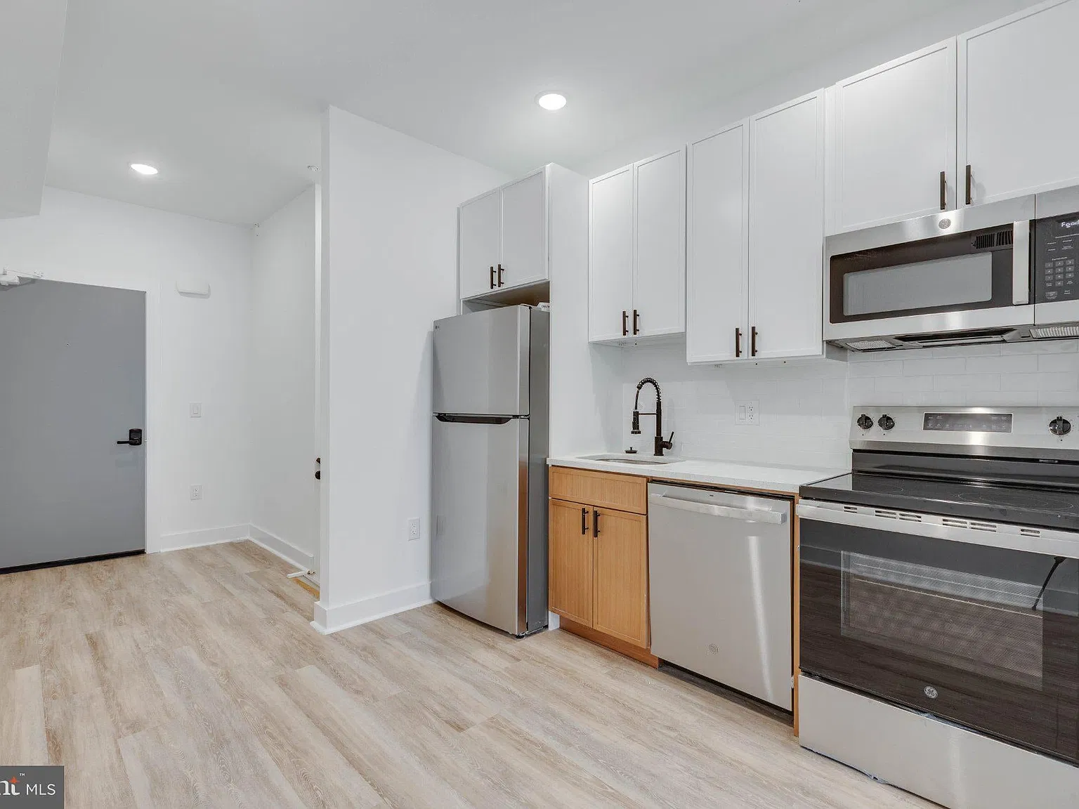 1 bed, 1000 sqft, $1,800 — Photo 2