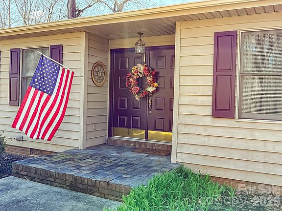 5th image of 1017 3rd Ave NW