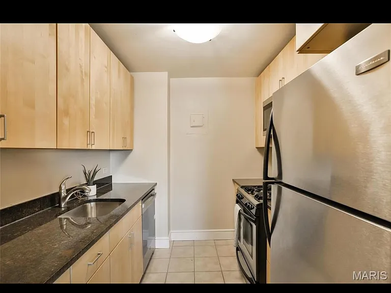 210 N 17th St #411 — Photo 11