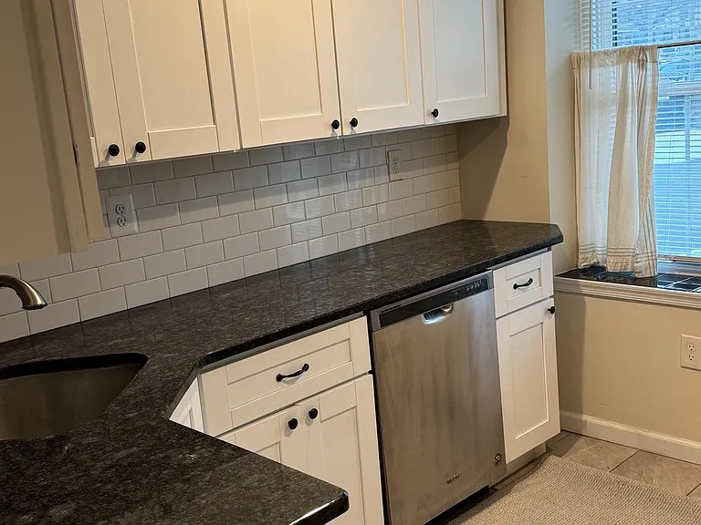 204 Livingston Ct — Photo 9