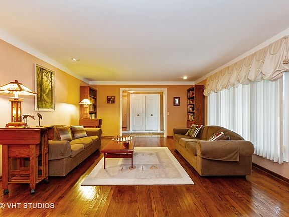 2nd image of 120 Graymoor Ln