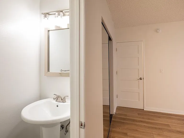 14857 Hartsook St #6 — Photo 24
