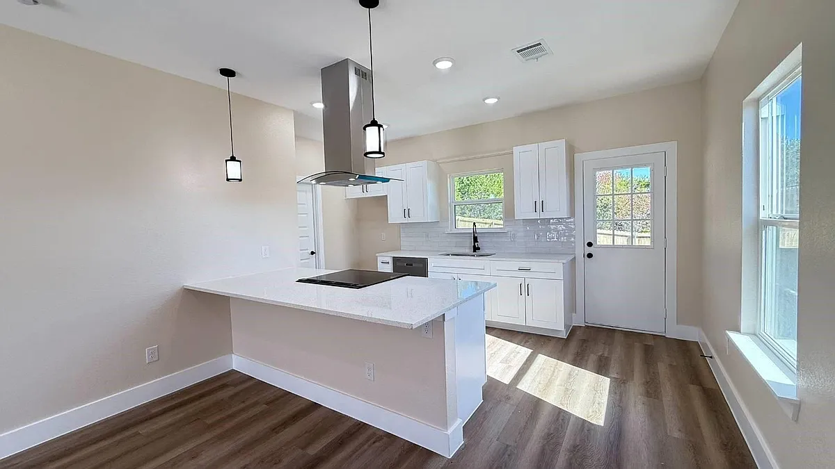 Building Photo - 2615 Creekview Dr
