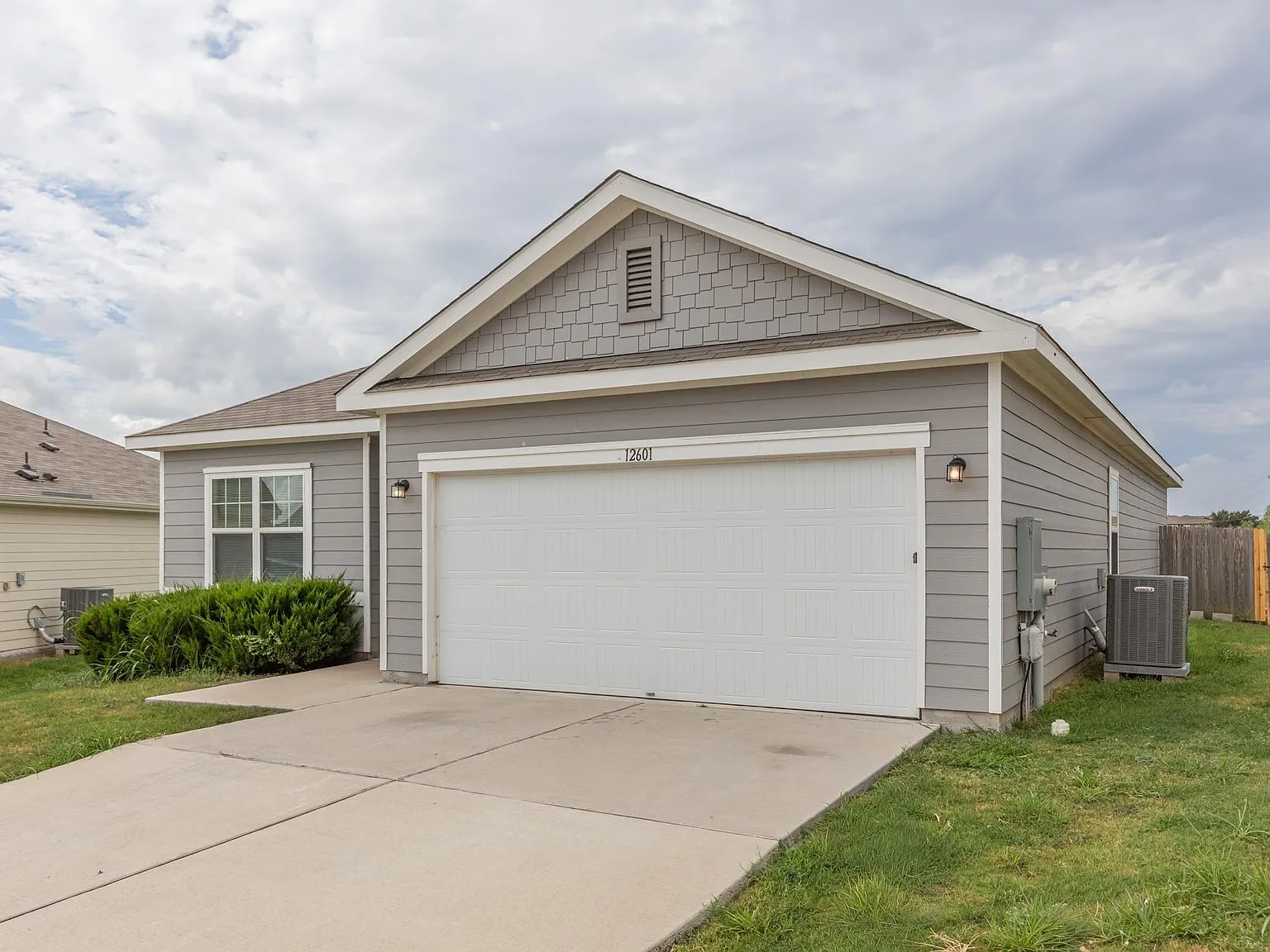 4 bed, 2.0 bath, 1827 sqft, $1,900 — Photo 2