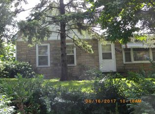 3215 Cleveland St, Clinton, IA 52732