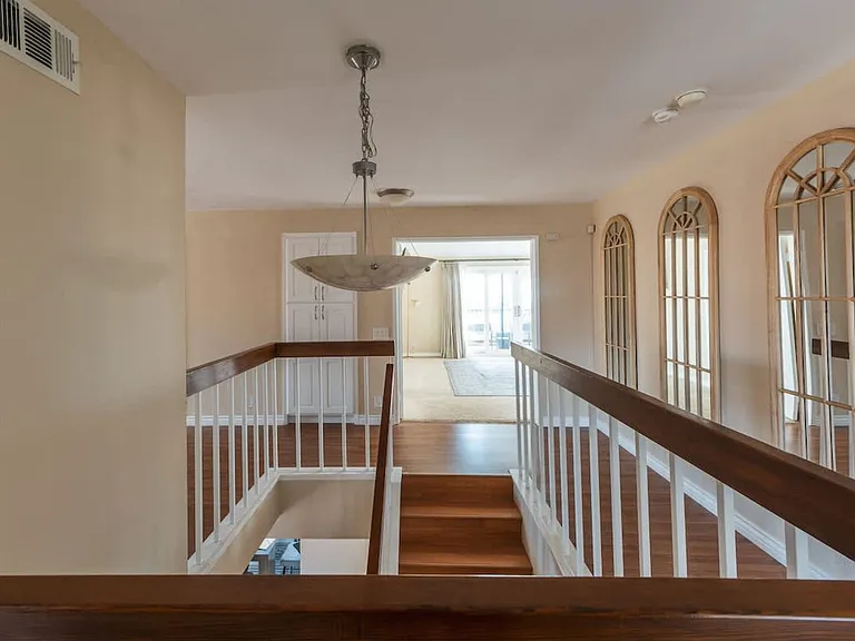 Crest Vista Dr — Photo 17