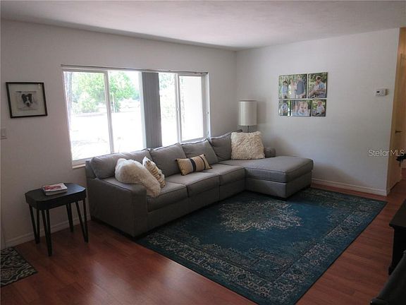 5th image of 1660 Greenlea Dr