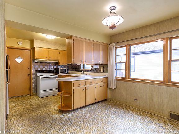 3rd image of 3309 S 60th Ct