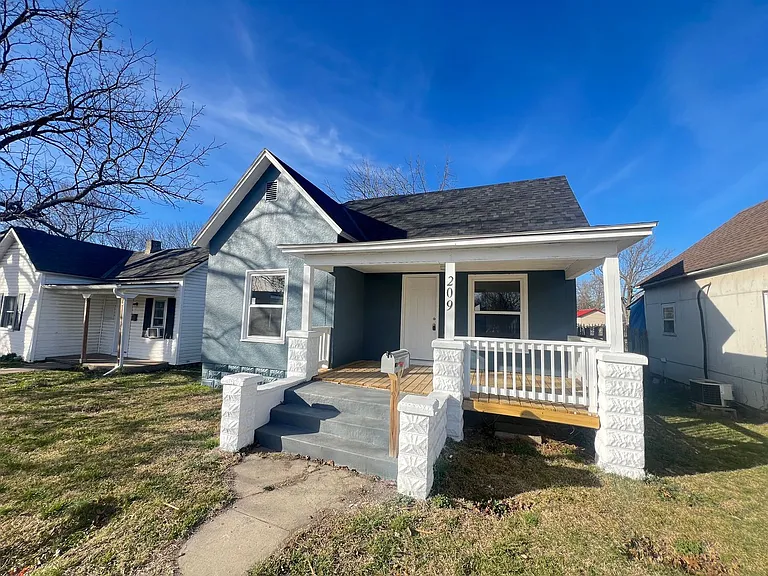 209 W College St — Photo 2