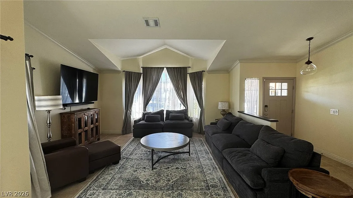 3 bed, 2.0 bath, 2082 sqft, $4,298 — Photo 2