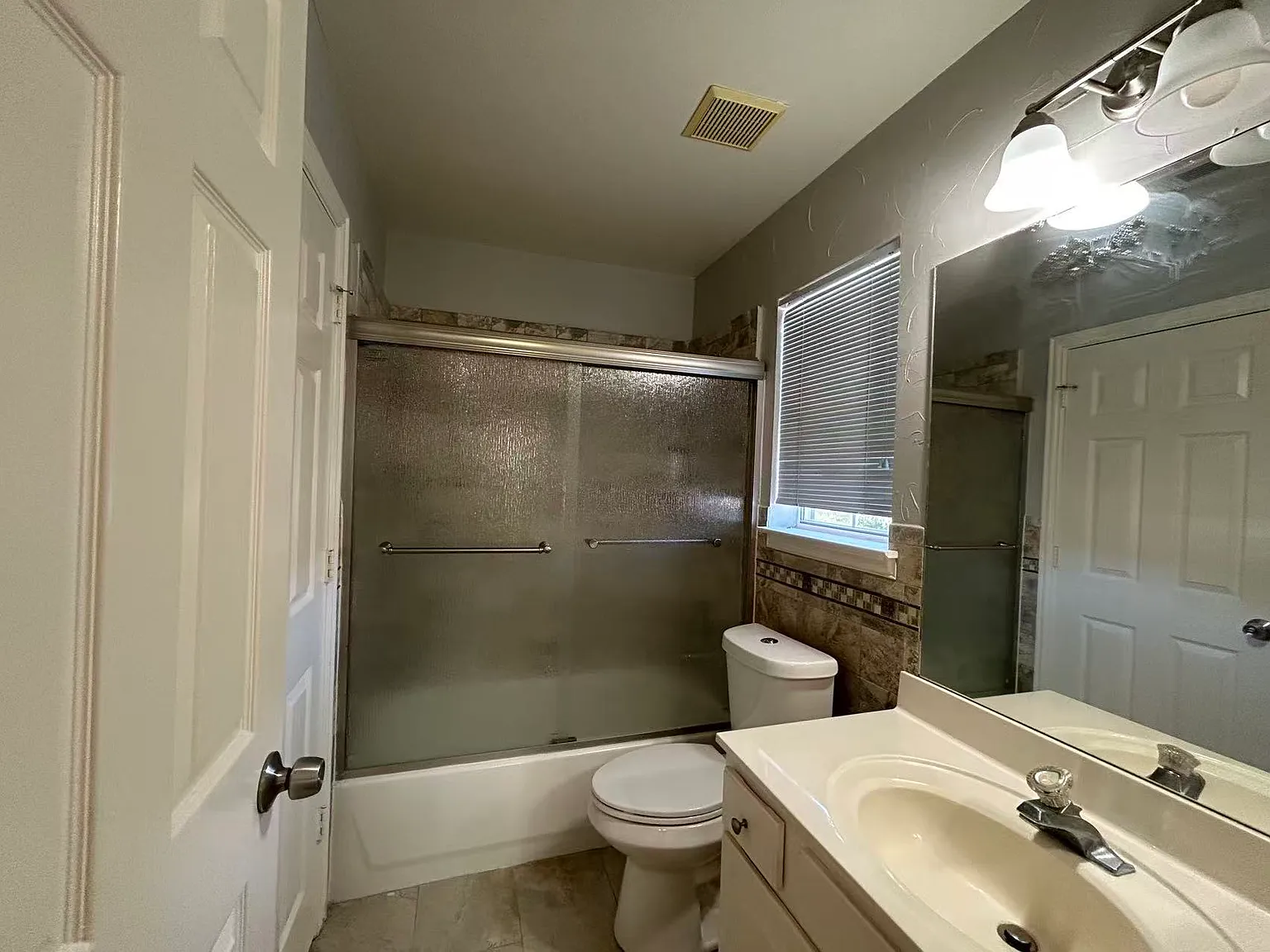 4 bed, 2628 sqft, $2,800 — Photo 4