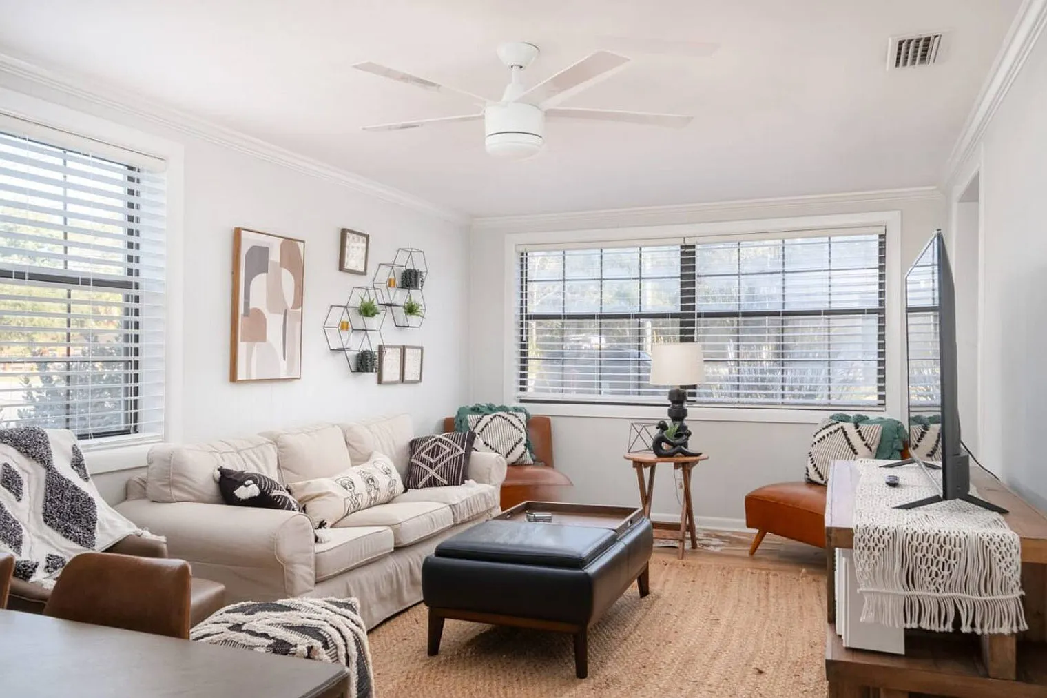2 bed, 1.0 bath, 990 sqft, $3,679 — Photo 1