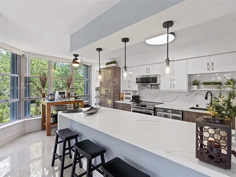 3600 Mystic Pointe Dr #306 — Photo 9