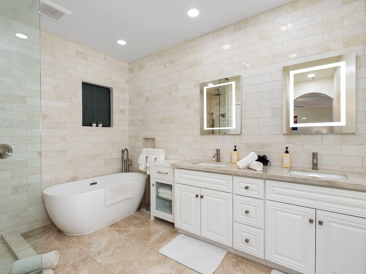 3 bed, 1932 sqft, $3,695 — Photo 2