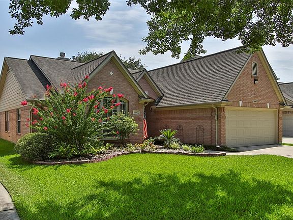 Welcome to 9547 Kelsey Meadows Court. EZ access to Beltway 8, 290 & 249 and mins away from IAH, downtown and energy corridor.