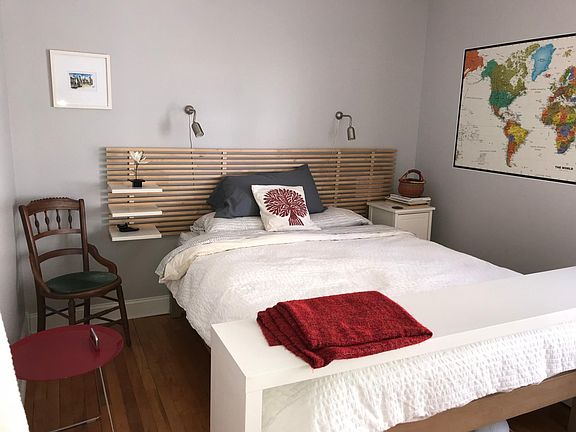2 closers in this bedroom