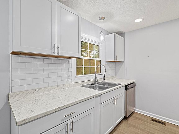 4th image of 303 Cardinal Rd