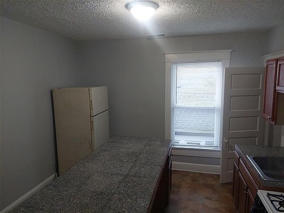 5th image of 415 1/2 N Oxford St #1/2
