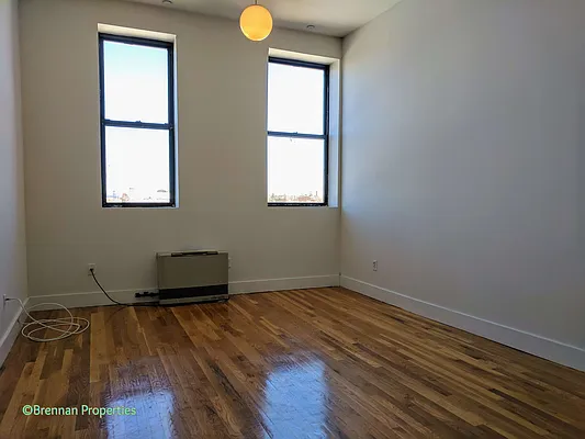 Rented by Manhattan Management LLC | media 114