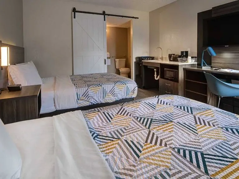 704 Horizon Dr — Photo 1