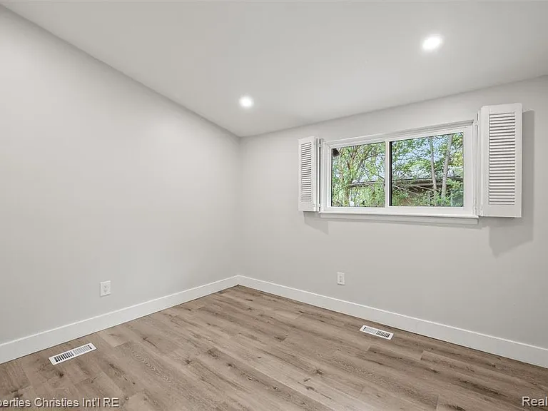 29464 Fairfax St — Photo 19