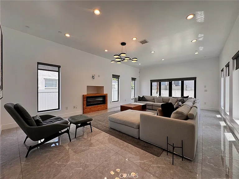 11230 Pickford St — Photo 7
