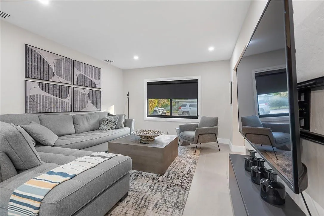 3 bed, 2.0 bath, 1439 sqft, $8,000 — Photo 2