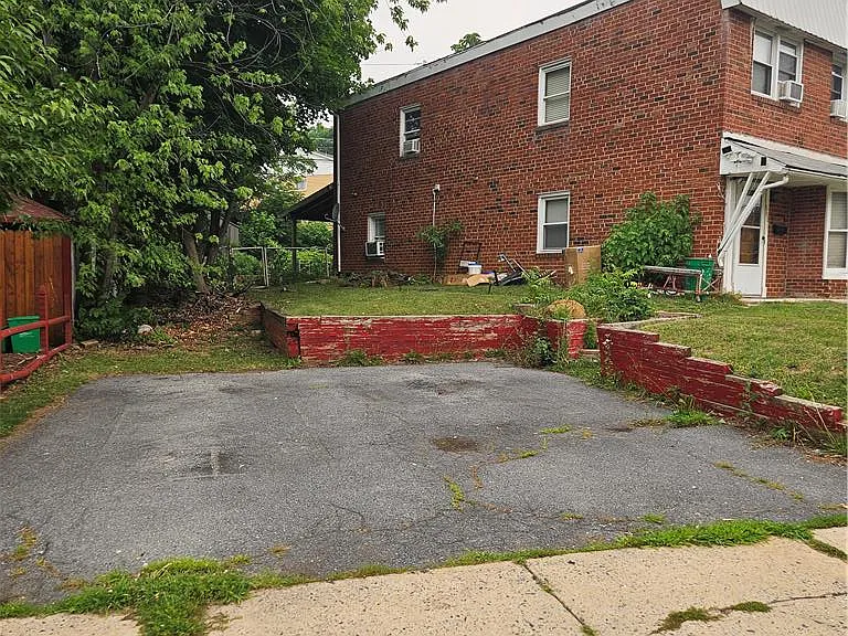 661 W Brookdale St — Photo 2