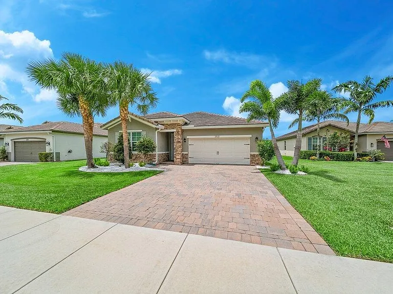 3521 SW Blackberry Ln — Photo 2