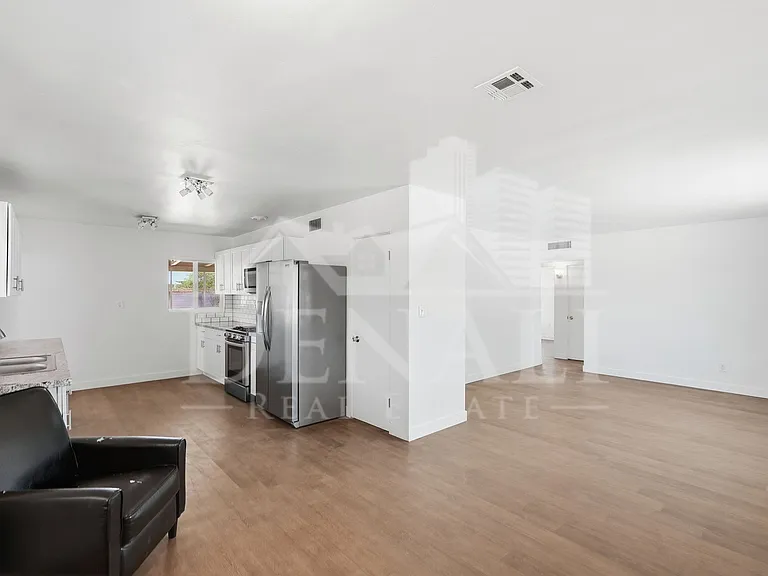 4026 E Alhambra Pl — Photo 8