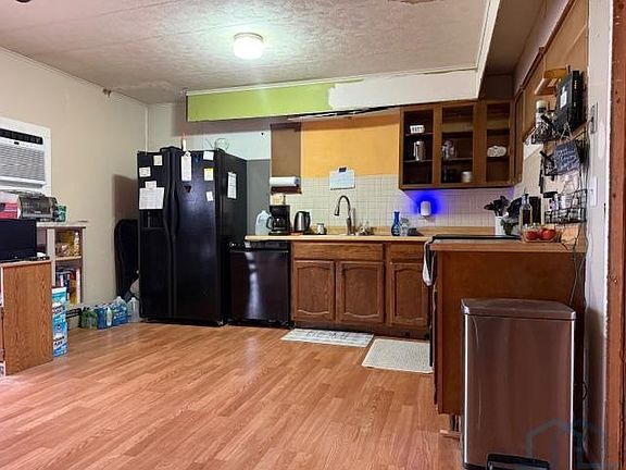 4th image of 623 Railroad Ave