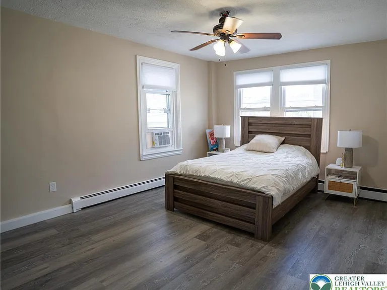128 E Spruce St — Photo 9