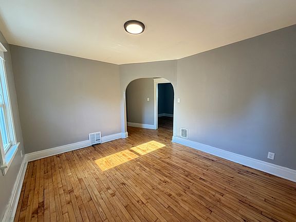 3rd image of 37 Holmes St