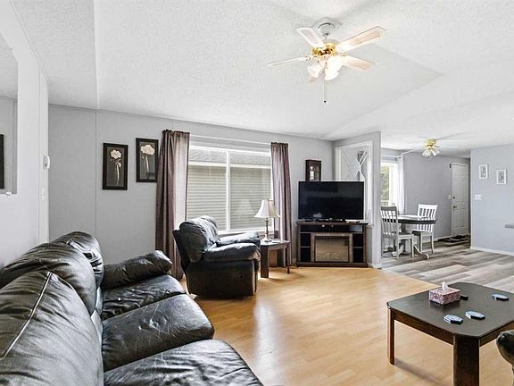 3rd image of 329 NE Greenwich Ln