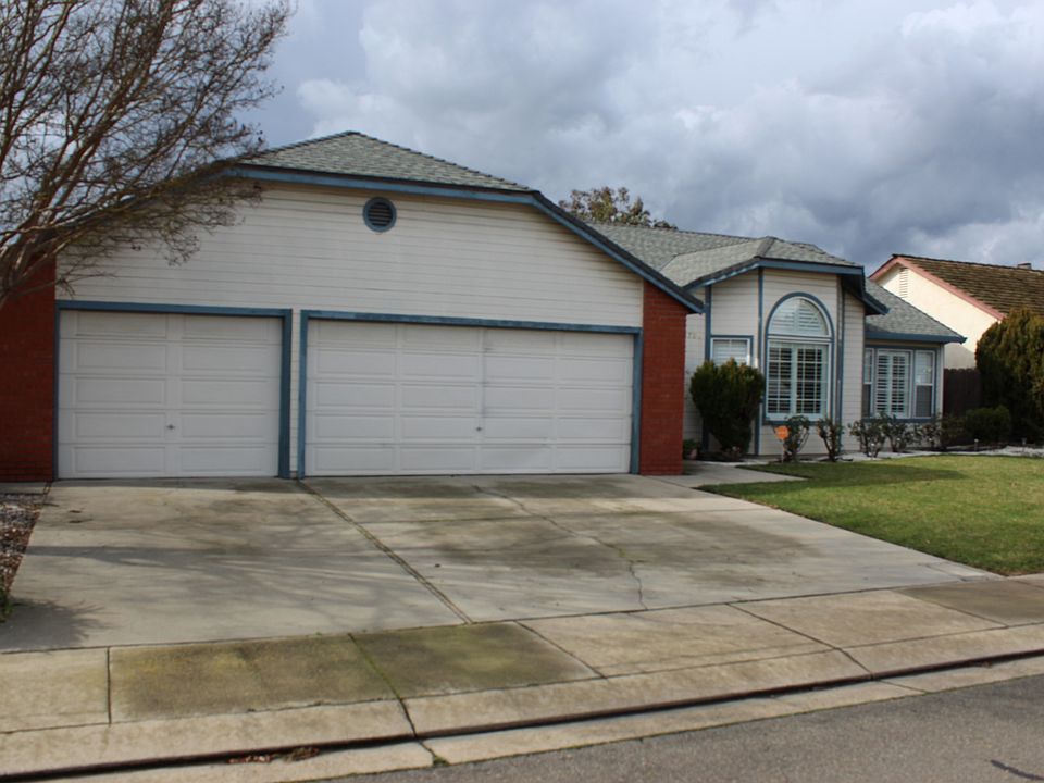 2705 Nora Ln. Modesto