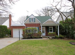 6 Aster Dr, New Hyde Park, NY 11040