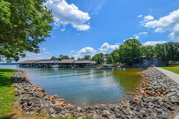 1st image of 290 Sailors Cove Dr