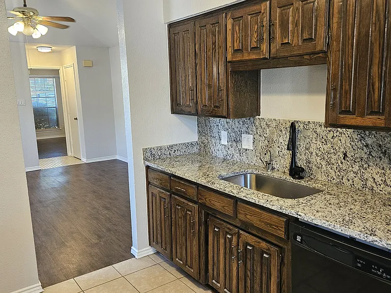2821 Shady Grove Dr — Photo 2