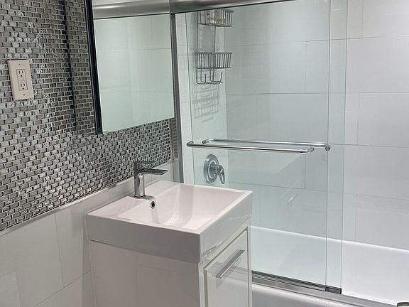 4th image of 141 E 89th St APT 2G