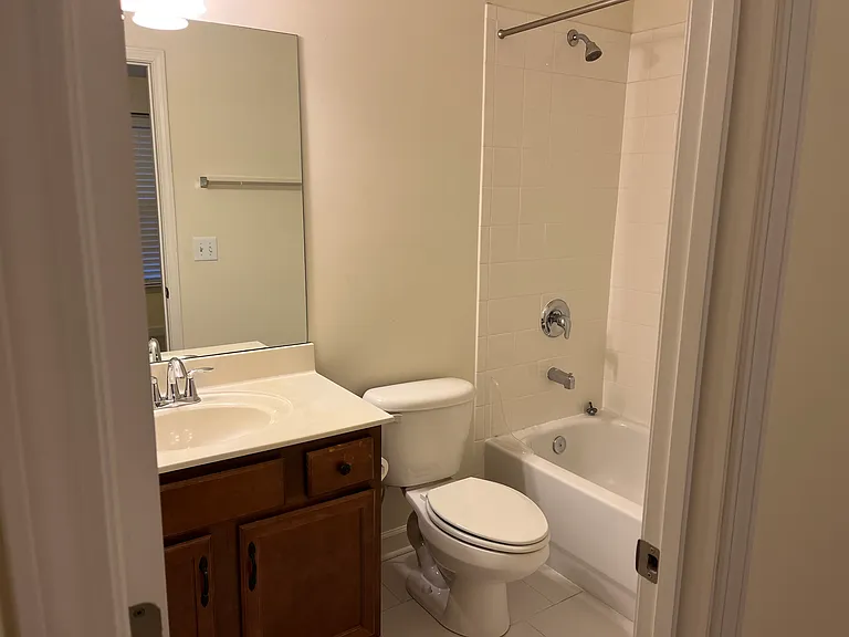 Guest bathroom with shower/bathtub combo