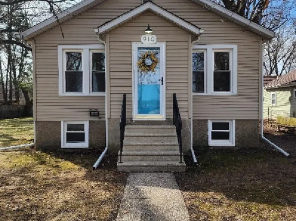 910 Lakeview Dr, Portage, MI 49002